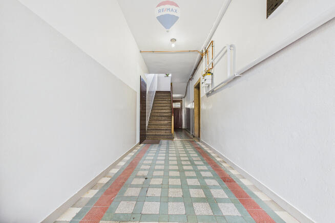 Kamienica: mieszkania, 2 lokale usługowe, 3 garaże