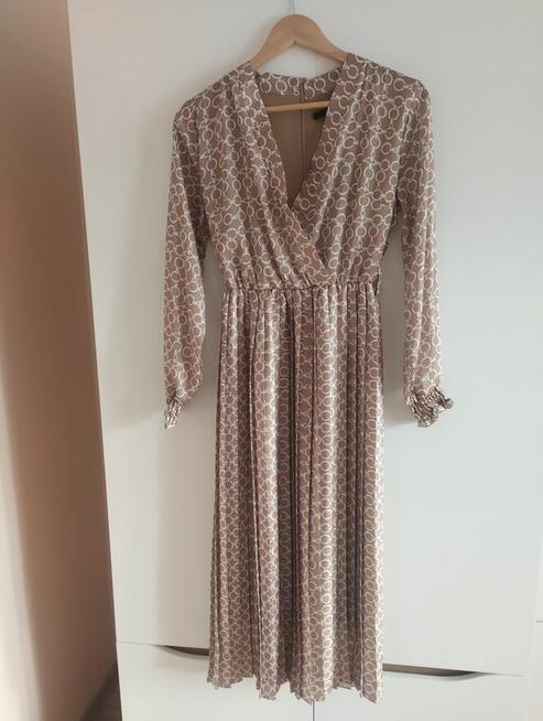 Złota sukienka plisowana imprezowa z paskiem midi s