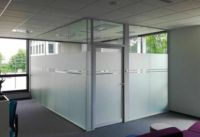 Oklejanie folią witryn sklepowych okien itd.