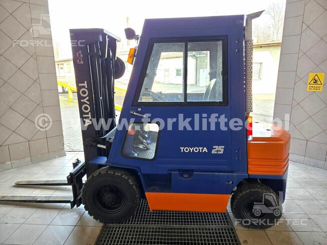 Wózek widłowy TOYOTA 5FD25 Triplex TOYOTA 5FDF25 Linde