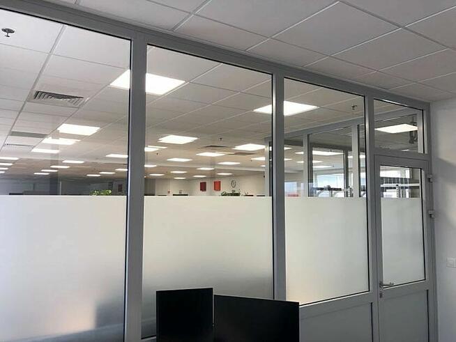 Oklejanie folią witryn sklepowych okien itd.