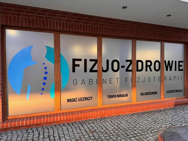 Oklejanie folią witryn sklepowych okien itd.