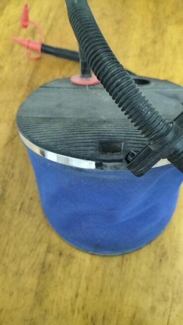 Materac dmuchany z pompką z wężem końcówką