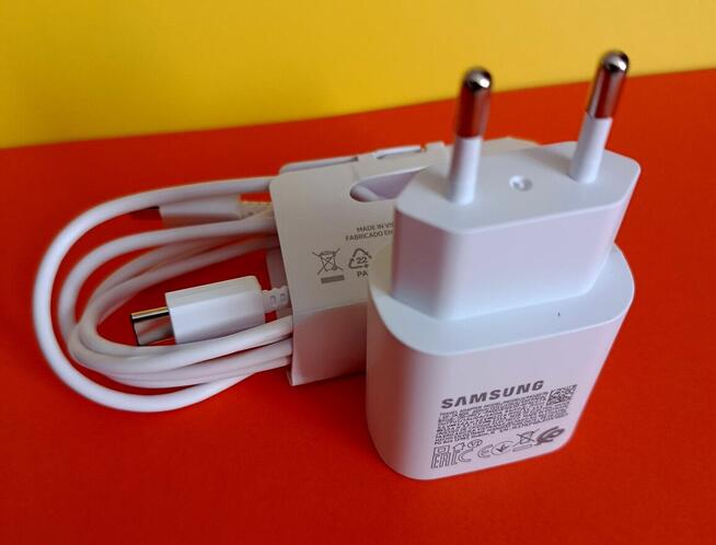 Ładowarka sieciowa firmy Samsung EP-TA 800.