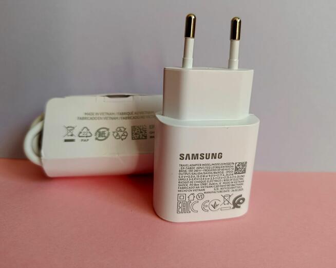 Ładowarka sieciowa firmy Samsung EP-TA 800.