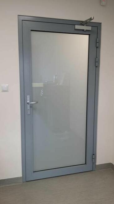 Oklejanie folią witryn sklepowych okien itd.