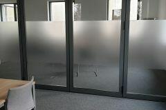 Oklejanie folią witryn sklepowych okien itd.