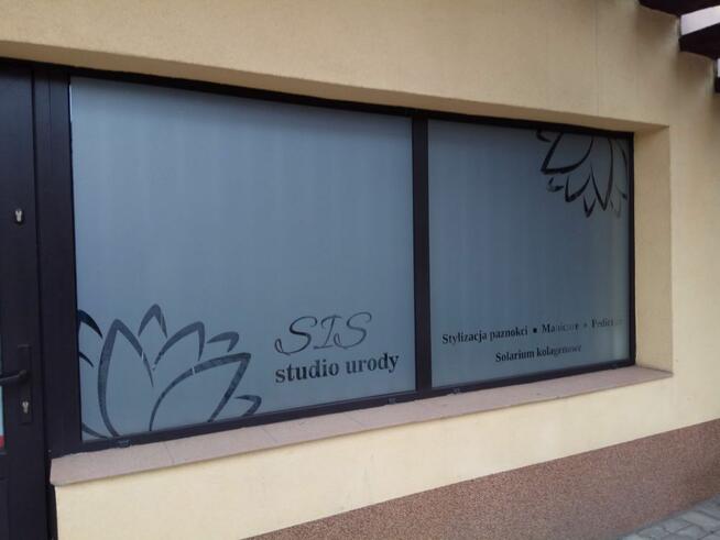 Oklejanie folią witryn sklepowych okien itd.