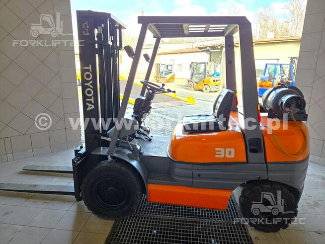 Wózek Widłowy TOYOTA 6FG30 Przesuw boczny TOYOTA 6FGF30