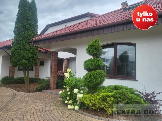 DOM Z PIĘKNYM OGRODEM W KAMERALNEJ OKOLICY