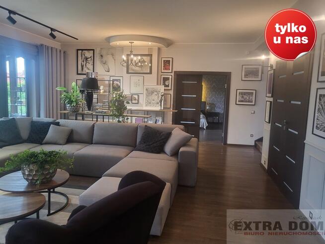 DOM Z PIĘKNYM OGRODEM W KAMERALNEJ OKOLICY