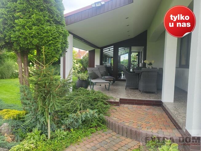 DOM Z PIĘKNYM OGRODEM W KAMERALNEJ OKOLICY