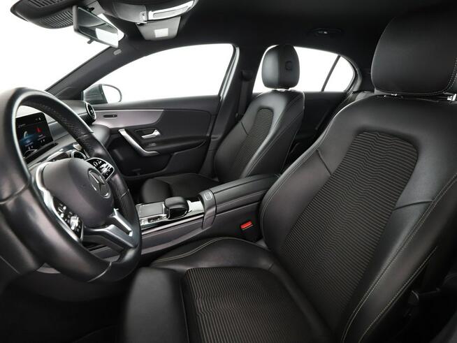 Mercedes A 200 automat półskóra navi klima auto grzane fotele kamera i czujniki parko