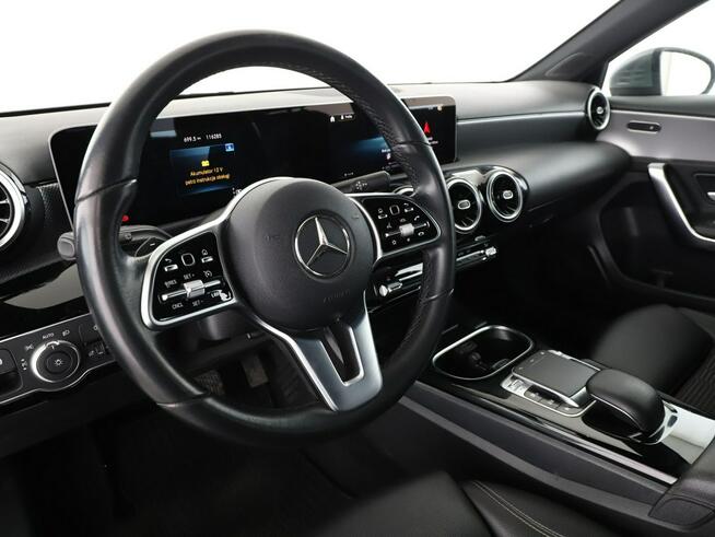 Mercedes A 200 automat półskóra navi klima auto grzane fotele kamera i czujniki parko