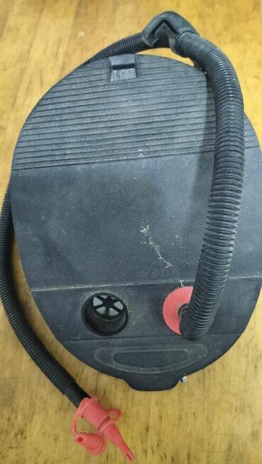 Materac dmuchany z pompką z wężem końcówką