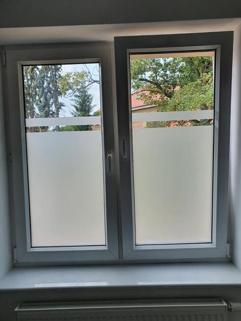 Oklejanie folią witryn sklepowych okien itd.