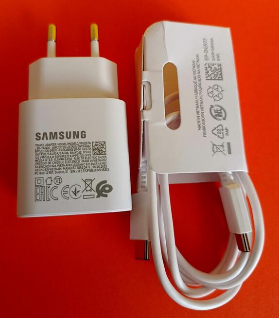 Ładowarka sieciowa firmy Samsung EP-TA 800.