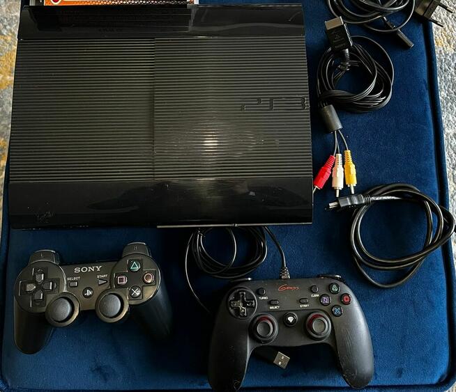 PlayStation 3 Super Slim + 2 pady + komplet
