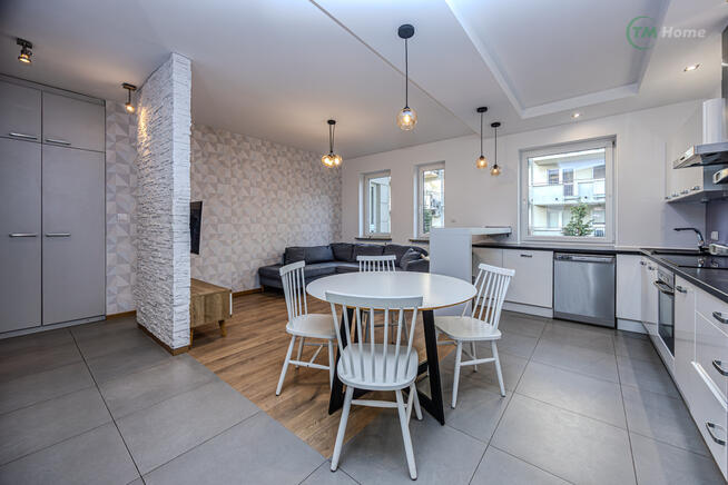 Trzy pokoje na kameralnym osiedlu, Ochota.