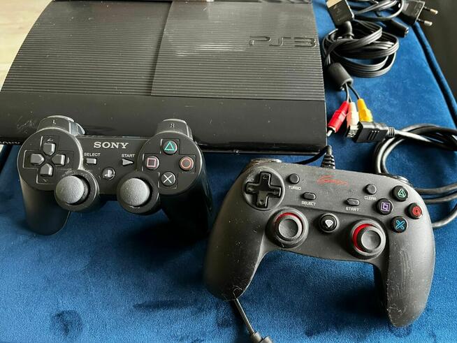 PlayStation 3 Super Slim + 2 pady + komplet