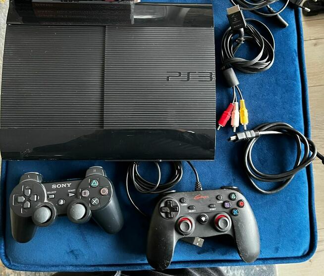 PlayStation 3 Super Slim + 2 pady + komplet