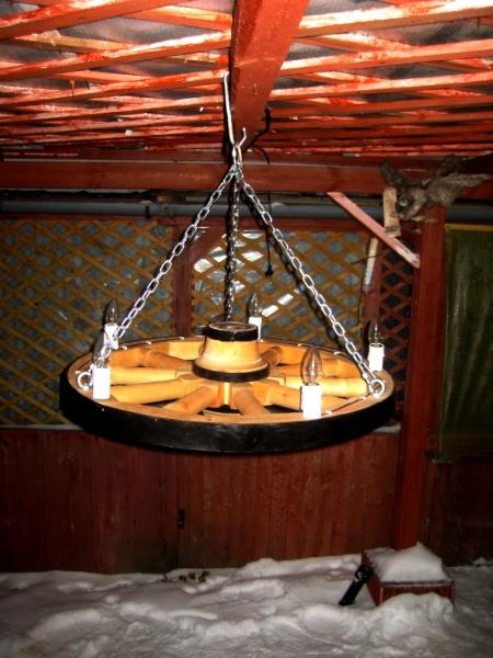 żyrandol koło drewniane