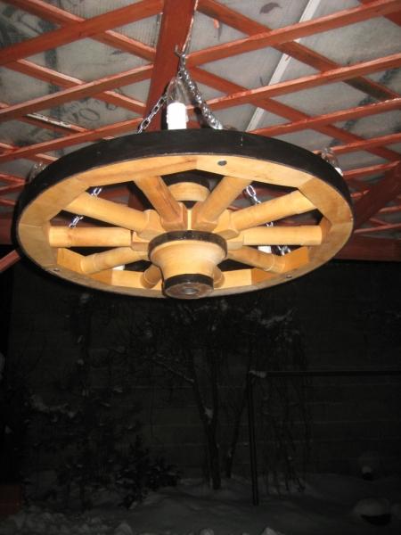 żyrandol koło drewniane