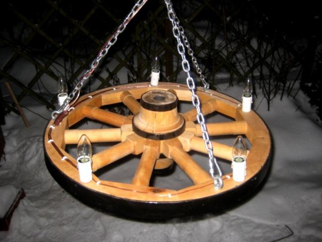 żyrandol koło drewniane