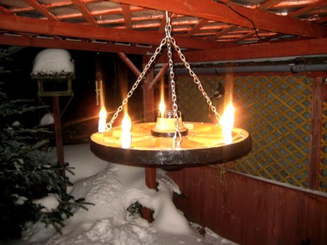 żyrandol koło drewniane