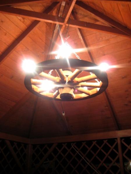 żyrandol koło drewniane