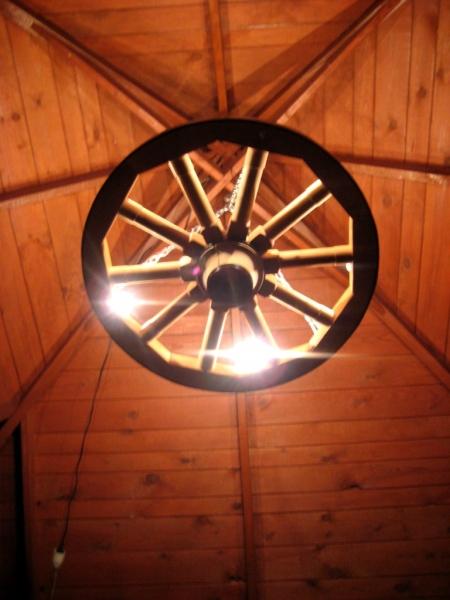 żyrandol koło drewniane