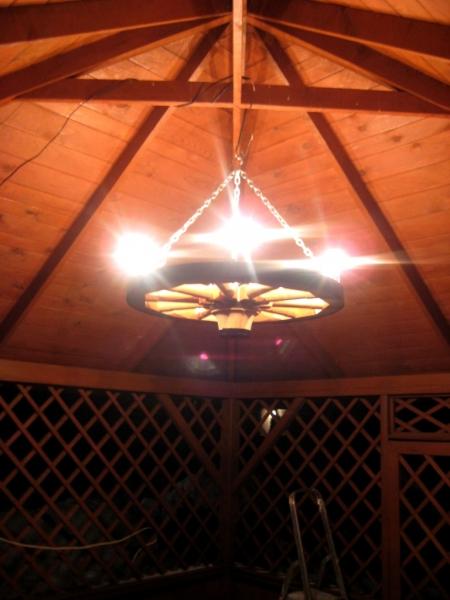 żyrandol koło drewniane