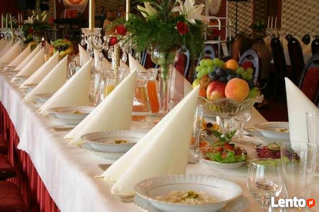 Ślub, weselne przyjęcie w domu