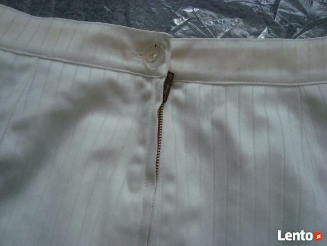 Spódniczka w wytłaczane podłużne paski