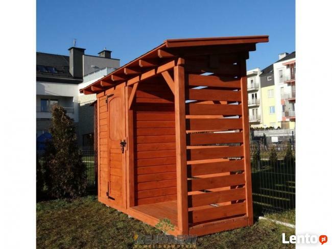 Mały domek z drewutnią