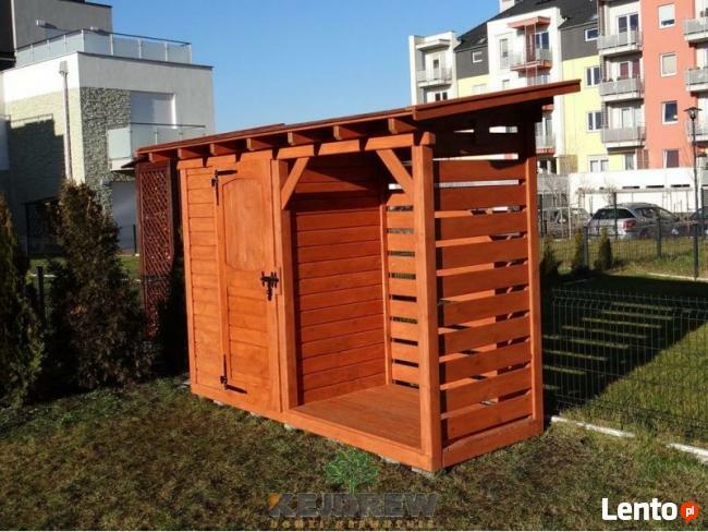 Mały domek z drewutnią