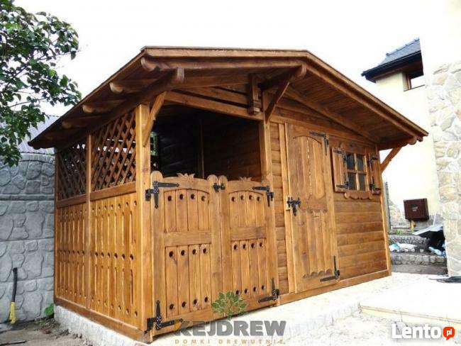 Mały domek z drewutnią