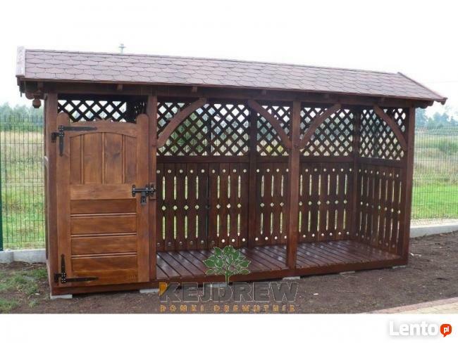 Mały domek z drewutnią