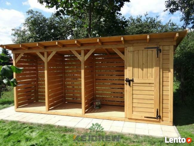 Mały domek z drewutnią