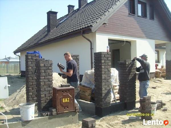 Wykonawca ogrodzenia z siatki klinkieru łupanego i układanie