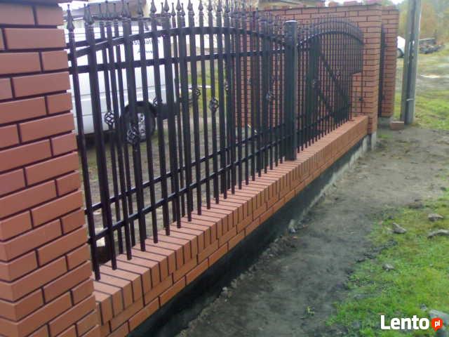 Wykonawca ogrodzenia z siatki klinkieru łupanego i układanie