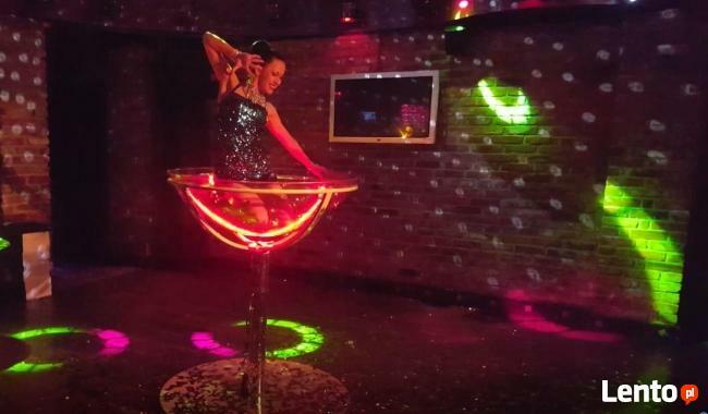 SHOW W ŚWIECĄCYM KIELISZKU