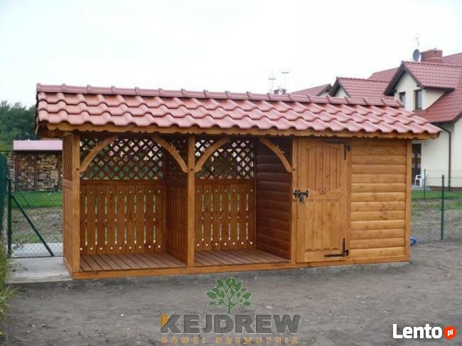 Drewutnia ozdobna z dwuspadowym dachem pod dachówkę
