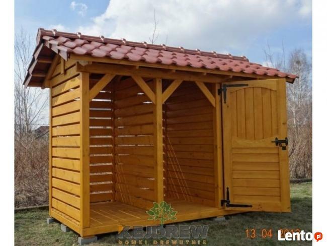 Drewutnia prosta z dachem dwuspadowym pod dachówkę