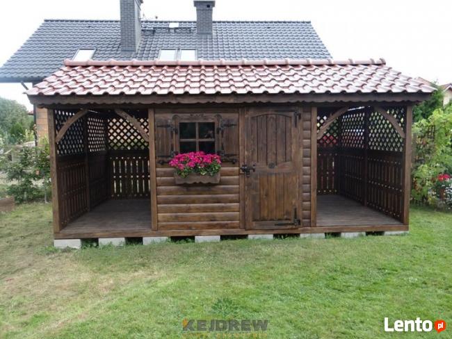 Drewutnia ozdobna z dwuspadowym dachem pod dachówkę