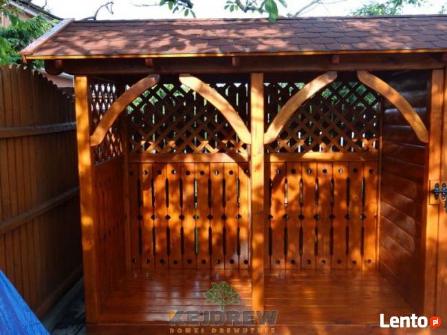 Drewutnia z imitacji bala w prostej formie