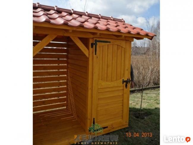 Drewutnia prosta z dachem dwuspadowym pod dachówkę