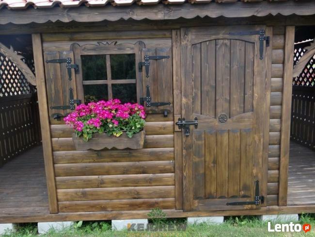 Domek z okienkiem i dwuboksową drewutnią Stanisław