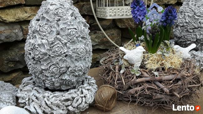 Ciekawa ozdoba do ogrodu jajko betonowe