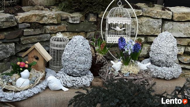 Ciekawa ozdoba do ogrodu jajko betonowe